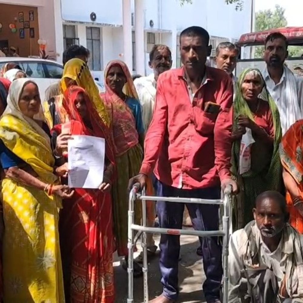 पीएम आवास के लिए भटक रहे 17 ग्रामीण:पात्र होने के बावजूद सूची से नाम काटने का आरोप, डीएम से शिकायत