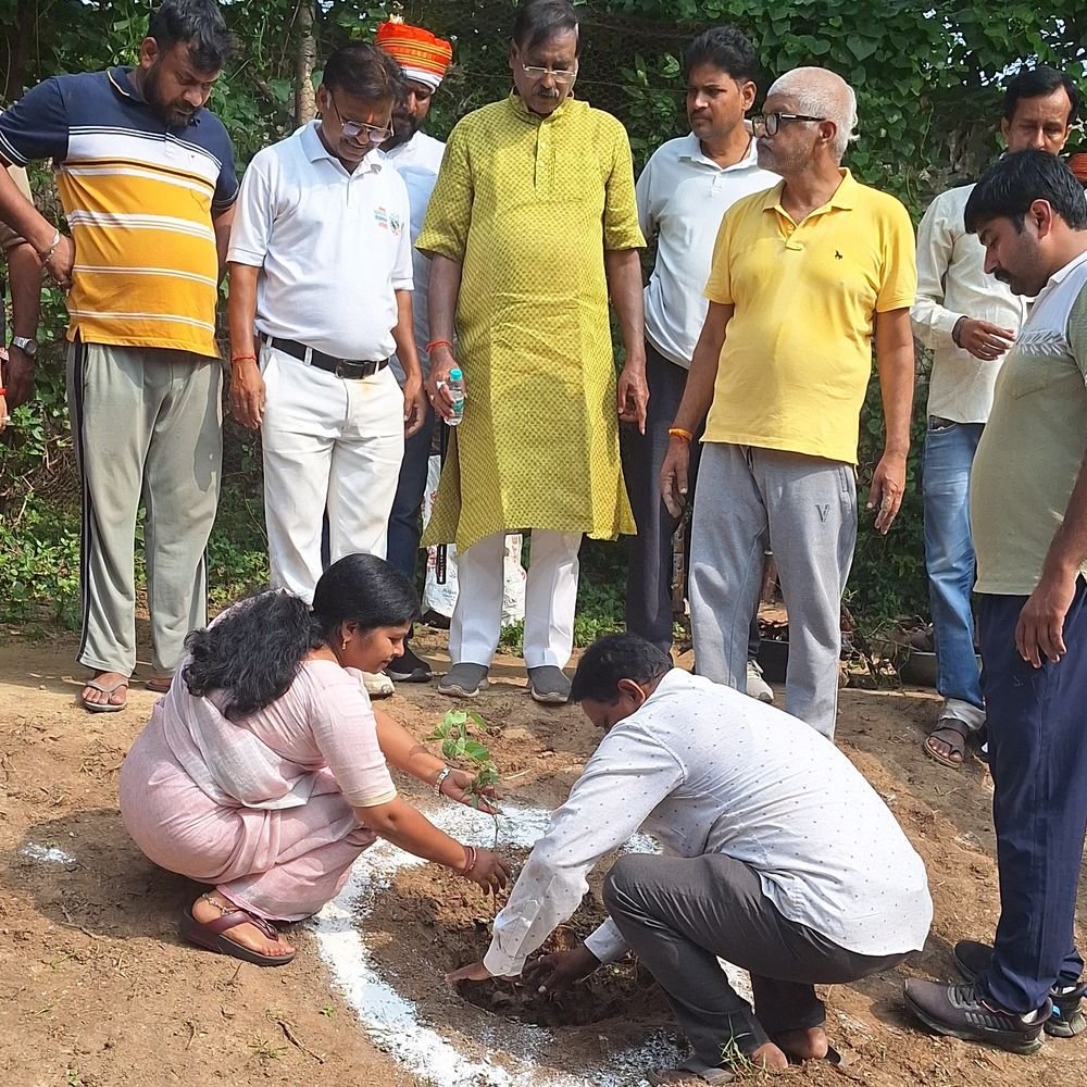 गाजीपुर में नवापुरा-घाट पर गंदगी साफ कर 20 पौधे लगाए:भाजपा नेताओं ने नगर पालिका कर्मचारियों के साथ किया श्रमदान, लोगों से की अपील