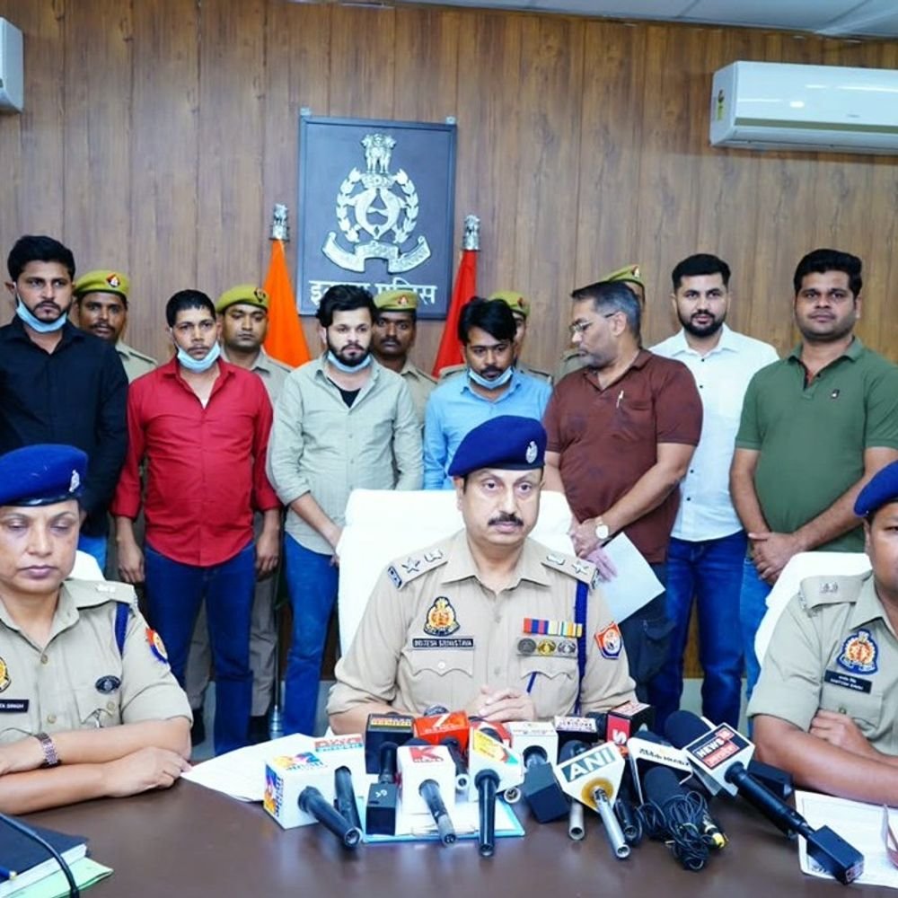 ऑनलाइन गेमिंग और सट्टेबाजी के नाम पर करोड़ों की ठगी:इटावा में चार आरोपी गिरफ्तार, 42 एटीएम-डेबिट कार्ड बरामद
