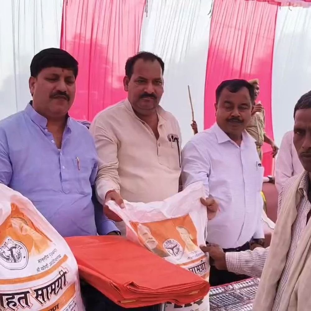 गोंडा में बाढ़ प्रभावित गांवों में पहुंचे विधायक:500 से अधिक परिवारों को राहत सामग्री बांटी, लापरवाही पर अधिकारियों को फटकार