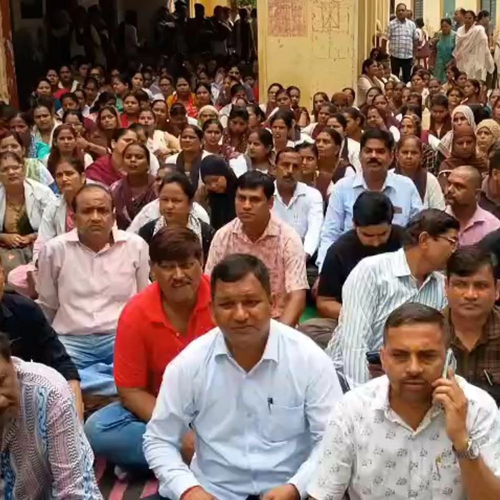 CMO कार्यालय में NHM कर्मचारियों का दूसरे दिन भी धरना:मांगें न मानी तो 12 अक्टूबर से लखनऊ में हड़ताल