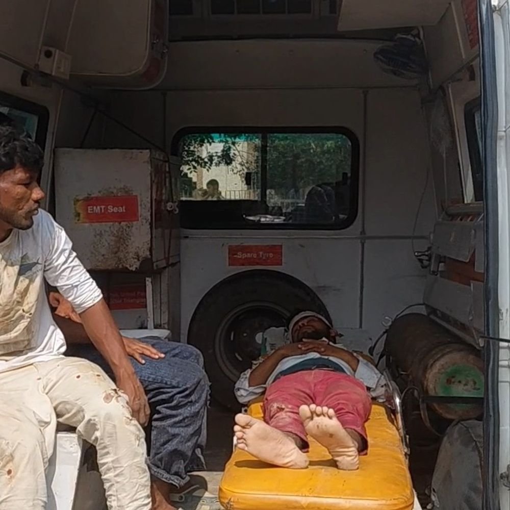 फर्रुखाबाद में बाइक-साइकिल की टक्कर, 4 लोग गंभीर घायल:बाइक पर 3 युवक सवार थे, 8 से 10 फीट दूर उछलकर गिरे, अस्पताल भर्ती