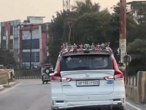 मेरठ की सड़कों पर दिखी ‘वायरल सुपरहीरो कार’:रूफटॉप पर बैठे दिखे आयरनमैन-स्पाइडरमैन, राहगीरों ने रुककर बनाए वीडियो