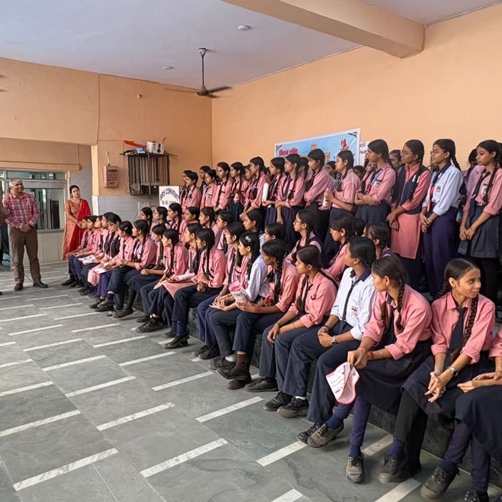 BRS कॉन्वेंट सीनियर सेकेंडरी स्कूल में छात्राओं को जागरूक किया:ACP अमरदीप ने छात्राओं से कहा- कभी भी डरे नहीं, मिशन शक्ति के बारे में बताया