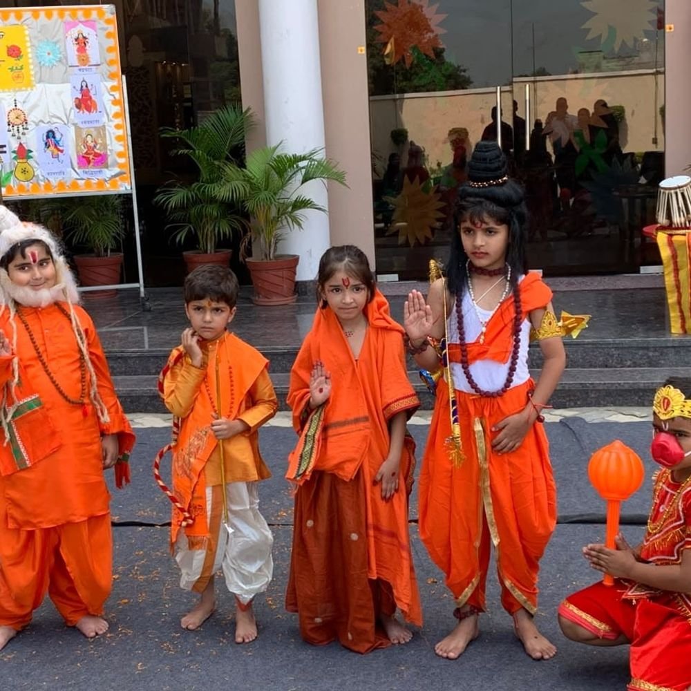 जयपुरिया स्कूल में दशहरा पर्व मनाया:भगवान श्रीराम, सीता, लक्ष्मण, हनुमान और नवदुर्गा के स्वरूपों पहुंचे विद्यार्थी