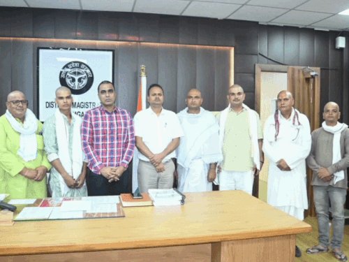 आजमगढ़ की घटना को मुख्यमंत्री ने लिया संज्ञान:मृतक के परिजनों को मिलेगी 5-5 लाख की आर्थिक सहायता, परिजनों से डीएम और एसएसपी ने की मुलाकात