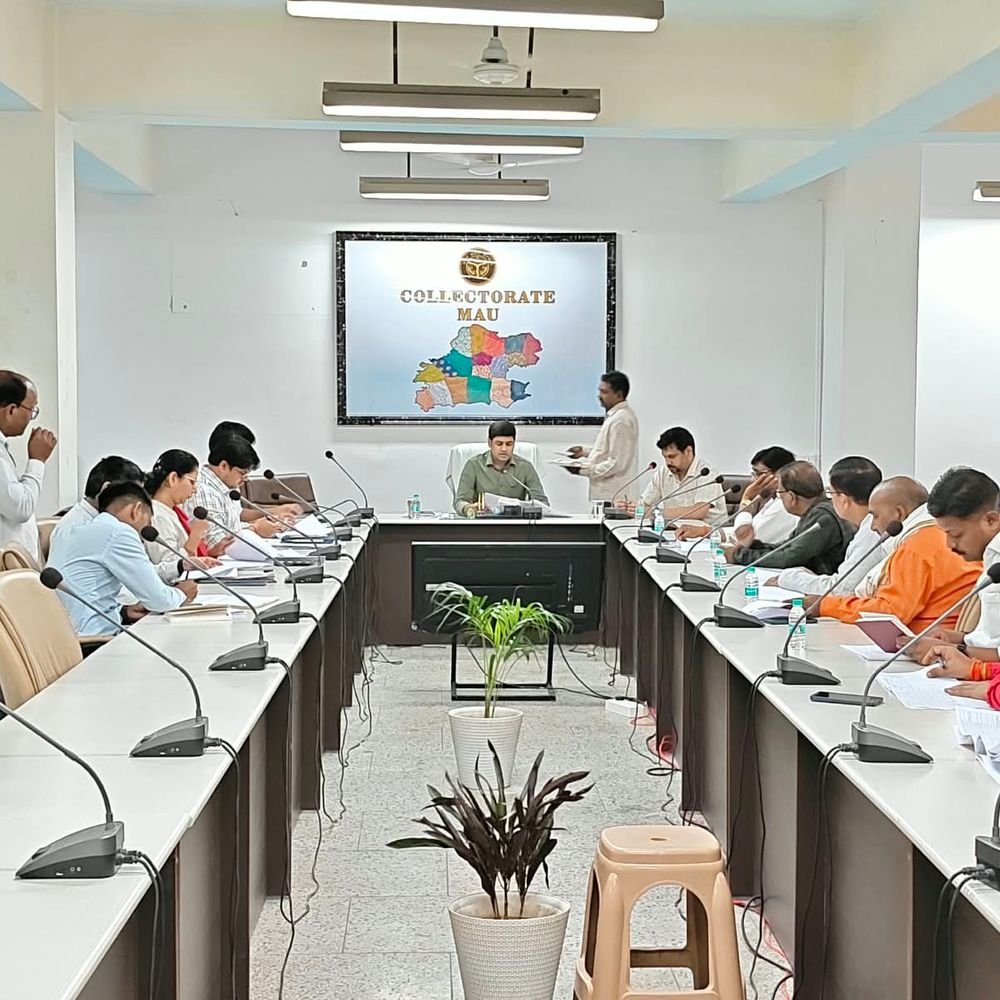 मऊ में मतदाता सूची पुनरीक्षण की तैयारी:1200 मतदाताओं पर होगा मतदेय स्थलों का पुनर्गठन, 12 नवंबर को होगा सूची का प्रकाशन