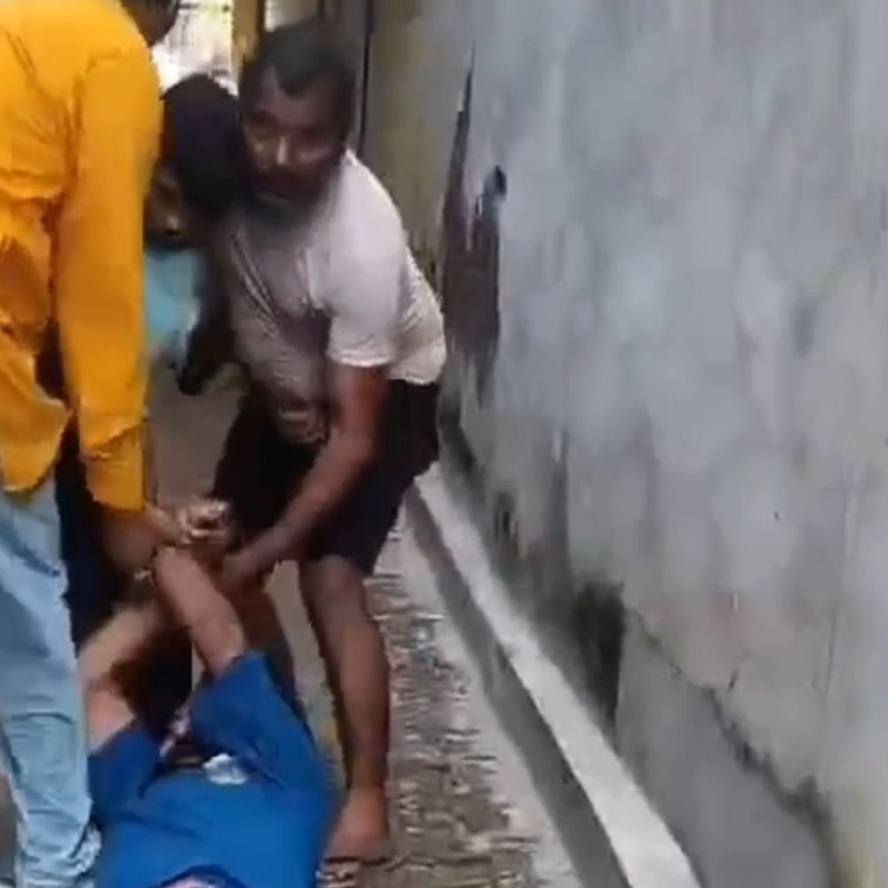 गंदा पानी बहाने का विरोध करने पर महिला से अभद्रता:गाली-गलौज के बाद जान से मारने की धमकी, VIDEO सामने आया