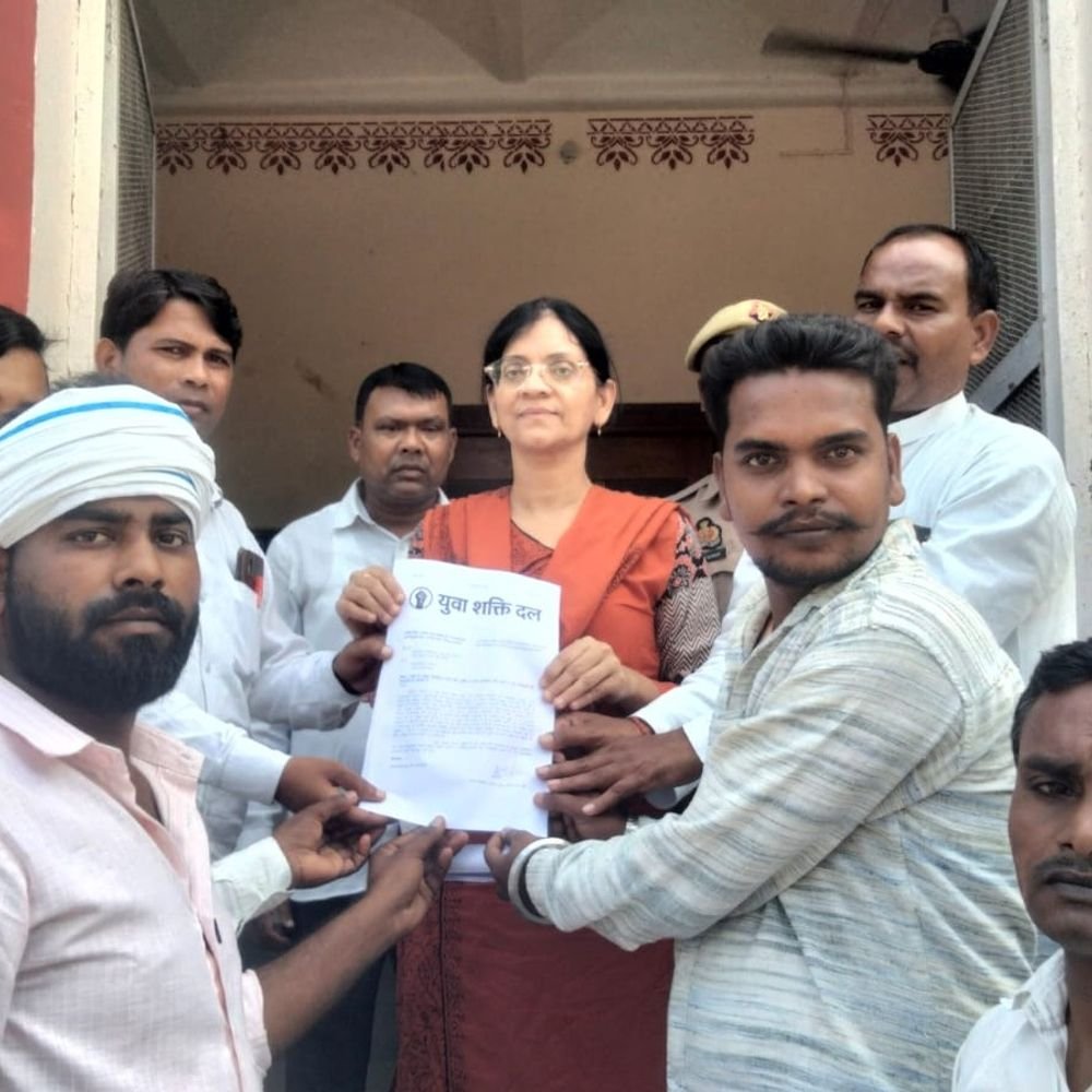 चुनावी रंजिश में गोलीकांड के बाद सुरक्षा की मांग:सुल्तानपुर में पीड़ित परिवार को मिल रही धमकियां, डीएम से आरोपियों की गिरफ्तारी की गुहार