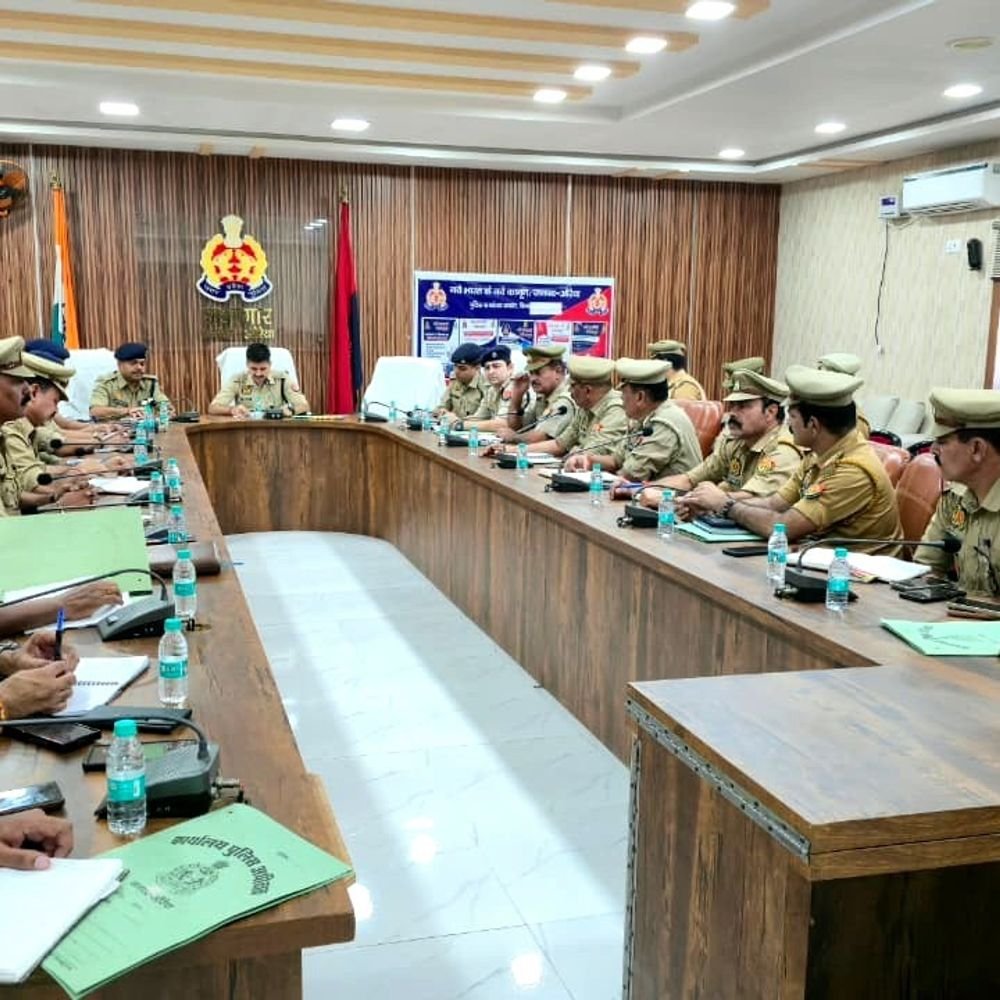 आगामी पर्वों पर औरैया पुलिस अलर्ट, एसपी ने की बैठक:सुरक्षा चाक-चौबंद रखने के निर्देश दिए, दुर्गा विसर्जन, रावण दहन और रामलीला पर जोर