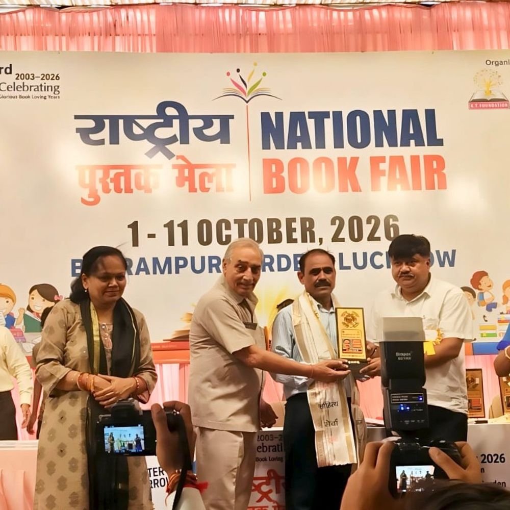 लखनऊ पुस्तक मेले के अंतिम दिन पुस्तक प्रेमियों की भीड़:23वां राष्ट्रीय पुस्तक मेला संपन्न, सहयोगियों को स्मृतिचिह्न देकर सम्मानित किया