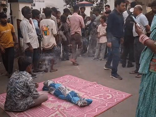 थाने के बाहर बच्चे की लाश रखकर हंगामा:झांसी में पिता बोले- एक्सीडेंट करने वाले ड्राइवर को पुलिस ने छोड़ा, माल भी रिलीज किया