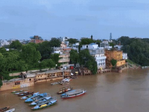 वाराणसी में नमो घाट के प्लेटफार्म तक पहुंच जलस्तर:84 घाटों का संपर्क टूटा,नाविक बोले- मां गंगा अब शांत हो जाएं मां गंगा