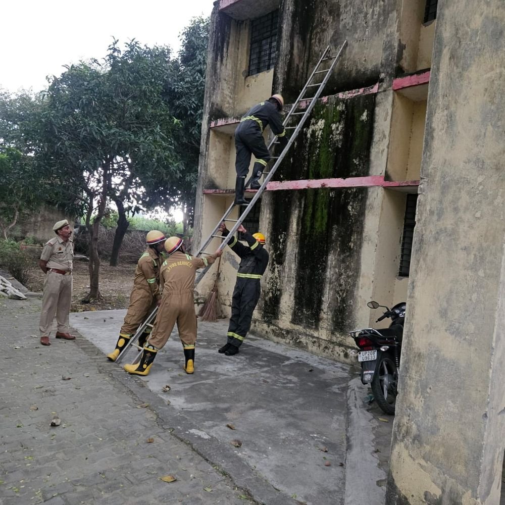 अग्निशमन कर्मियों ने किया लैडर ड्रिल का अभ्यास:आग से बचाव और रेस्क्यू की तैयारी पर जोर, उपकरणों की जांच कर कर्मियों की दक्षता परखी गई
