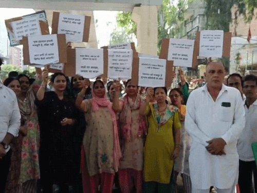 मेरठ में रास्ते की मांग को लेकर भूख हड़ताल:आरआरटीएस पिलर से रास्ता संकरा होने का कॉलोनीवासियों ने जताया विरोध
