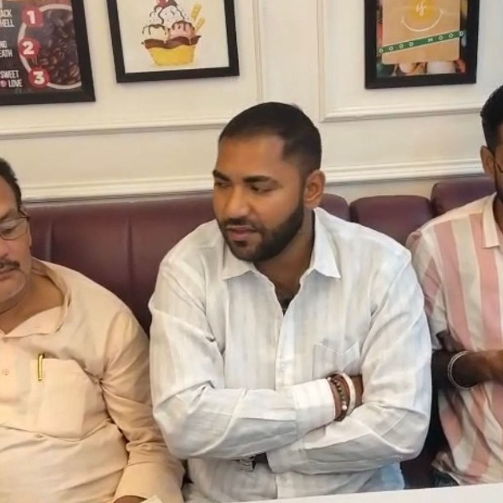 सुल्तानपुर में जमीन-फ्लैट के नाम पर धोखाधड़ी का आरोप:75 लाख रुपए की हुई ठगी, फ्लैट खरीदने पहुंचे तो निकला किराये का