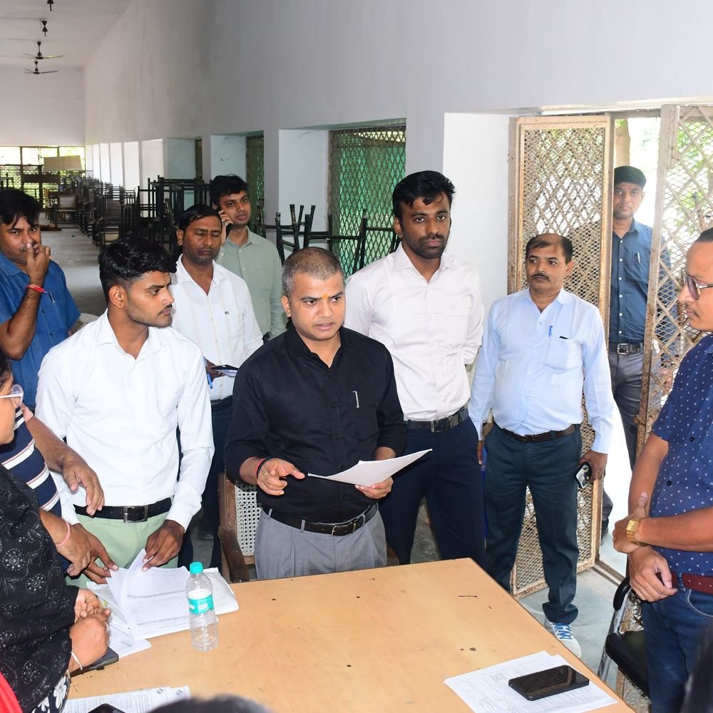 प्रयागराज में मतदाता सूची में नाम जुड़वाने का विशेष अभियान:छूटे युवाओं और महिलाओं पर फोकस, डीएम ने बूथों का किया निरीक्षण