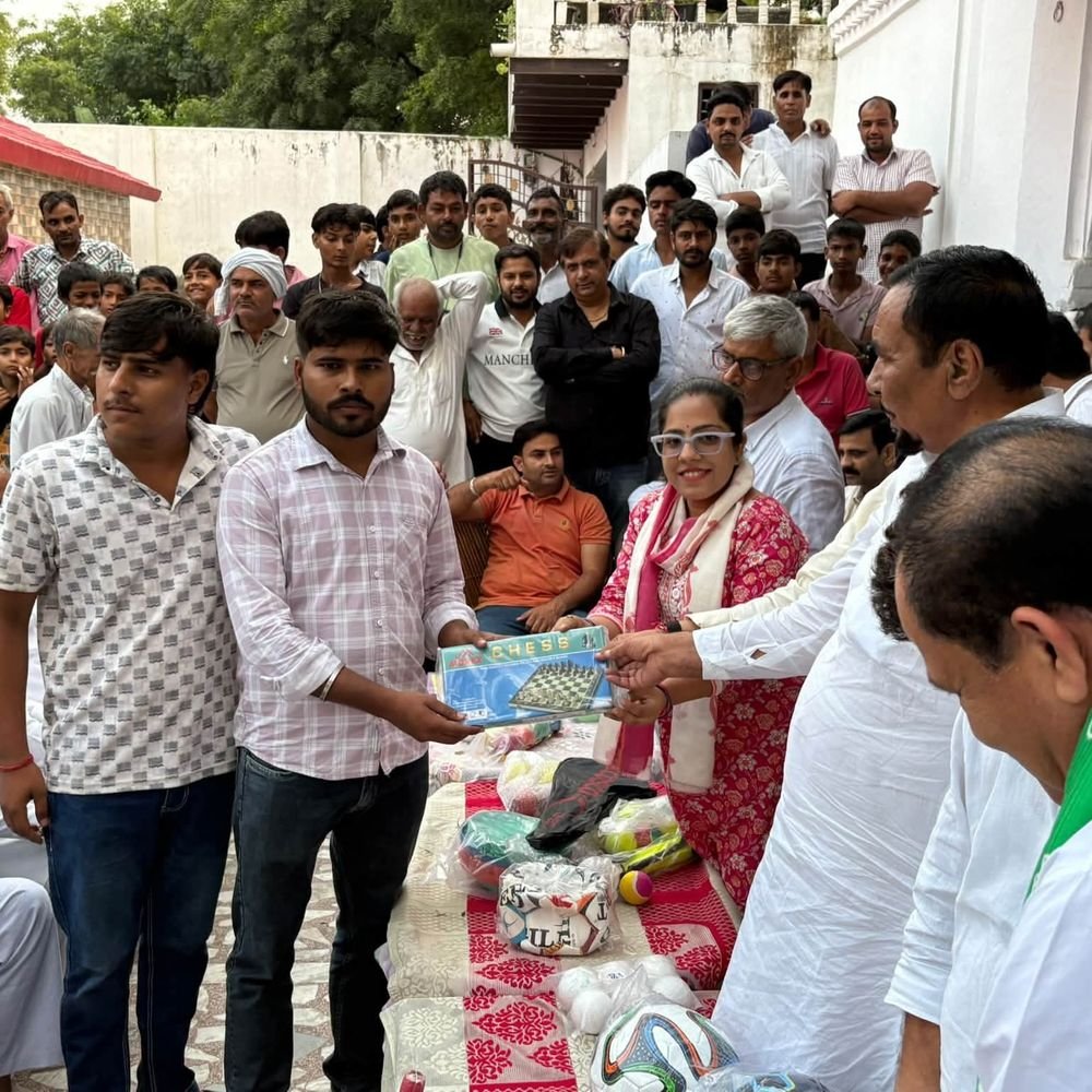 मेरठ में खेल सामग्री का वितरण:शतरंज खिलाड़ियों का हुआ सम्मान, युवाओं से की नशे से दूर रहने की अपील