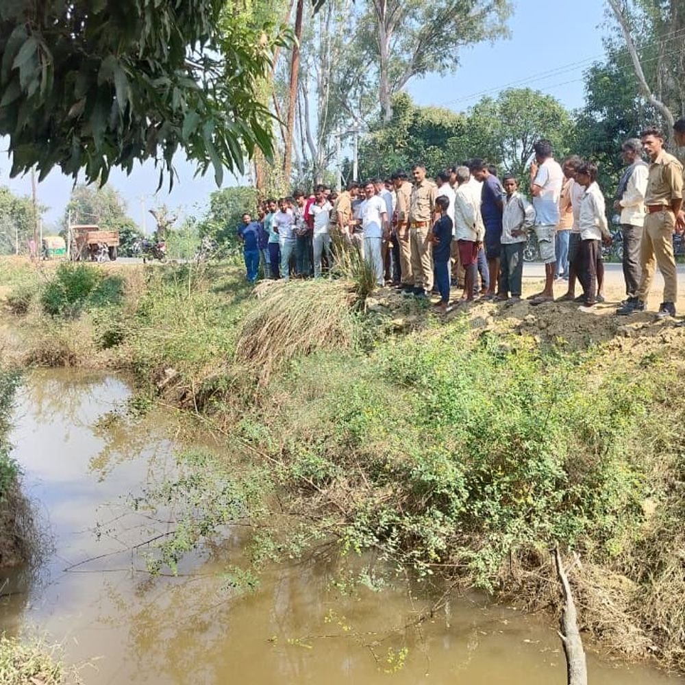 उन्नाव में सड़क किनारे पानी भरे गड्ढे में मिला शव:जेब में मिली डायरी से हुई पहचान, साढ़ू के घर गया था युवक