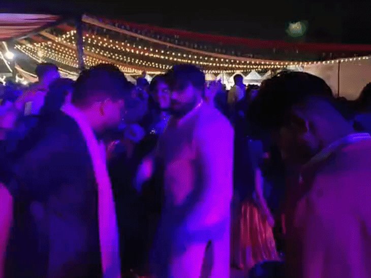 लखनऊ में गरबा-डांडिया नाइट में युवाओं ने डांस किया:पॉपुलर गानों पर थिरके, लाइट शो के साथ प्रतियोगिताएं भी आयोजित