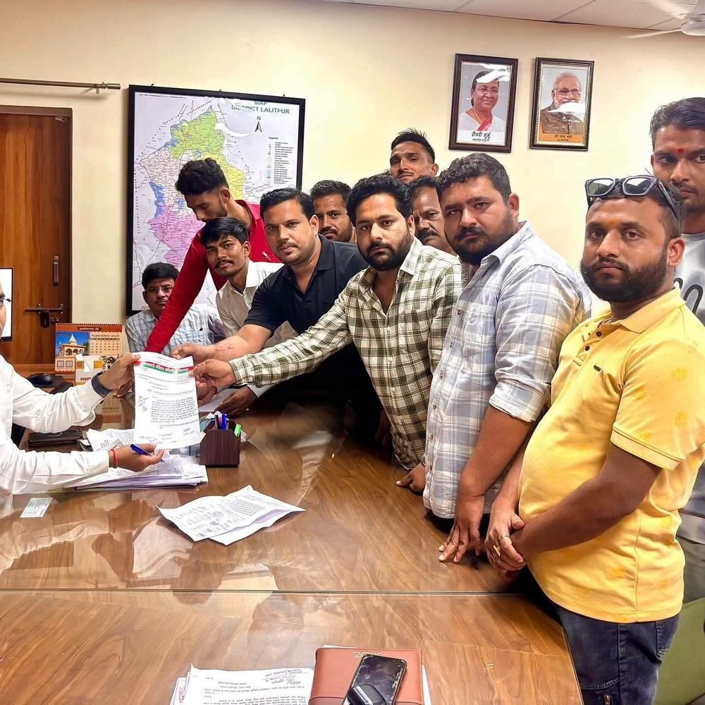 ललितपुर में नकली खाद कारोबारियों पर गैंगस्टर एक्ट लगे:मुलायम सिंह यूथ बिग्रेड ने डीएम को ज्ञापन सौंपा, अवैध संपत्ति जांच और फैक्ट्री तोड़ने की मांग