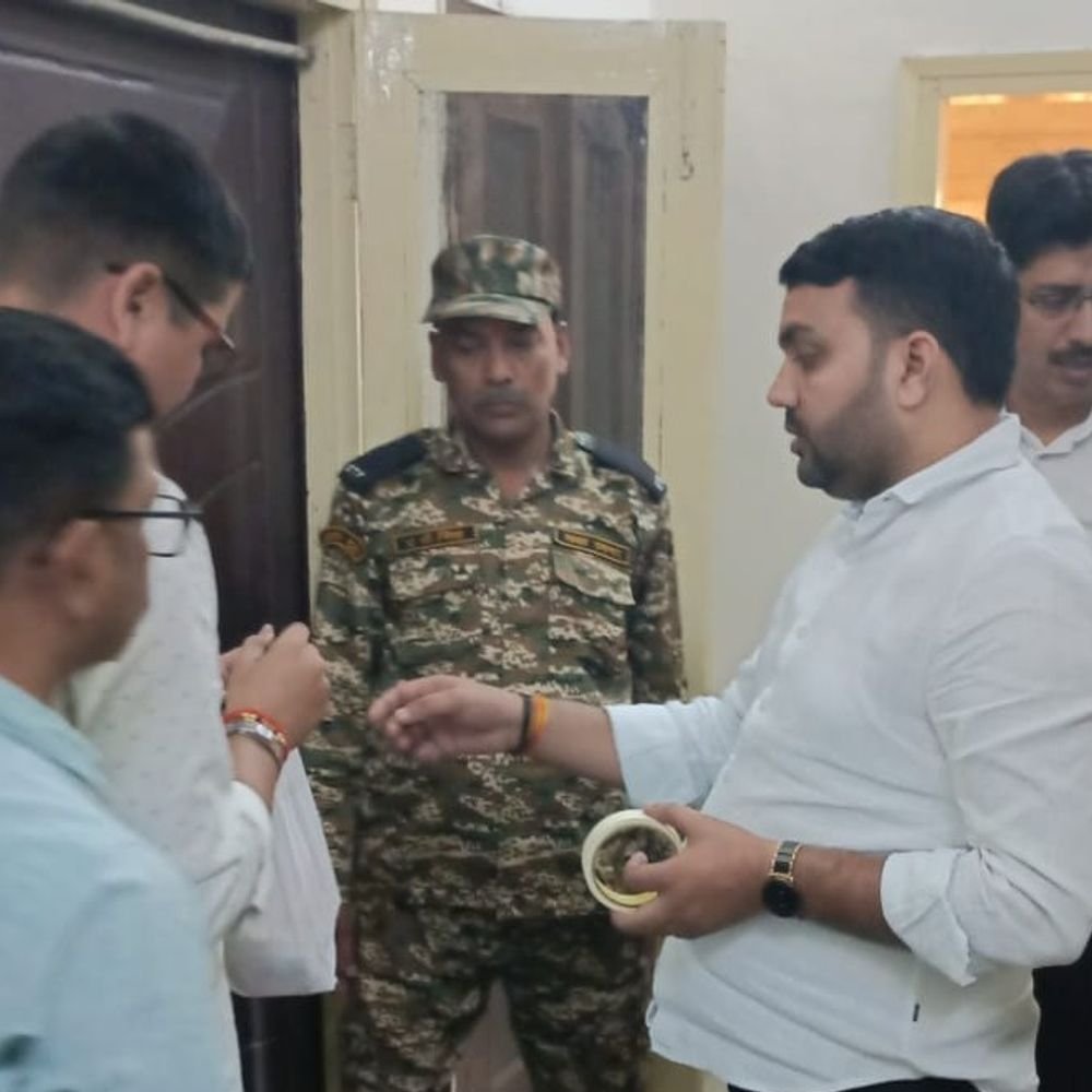 बिजली विभाग के एक्सईएन का कार्यालय सील:लखनऊ नगर निगम का ₹3.84 करोड़ बाकी था टैक्स, कई बार नोटिस के बाद भी नहीं किया गया जमा
