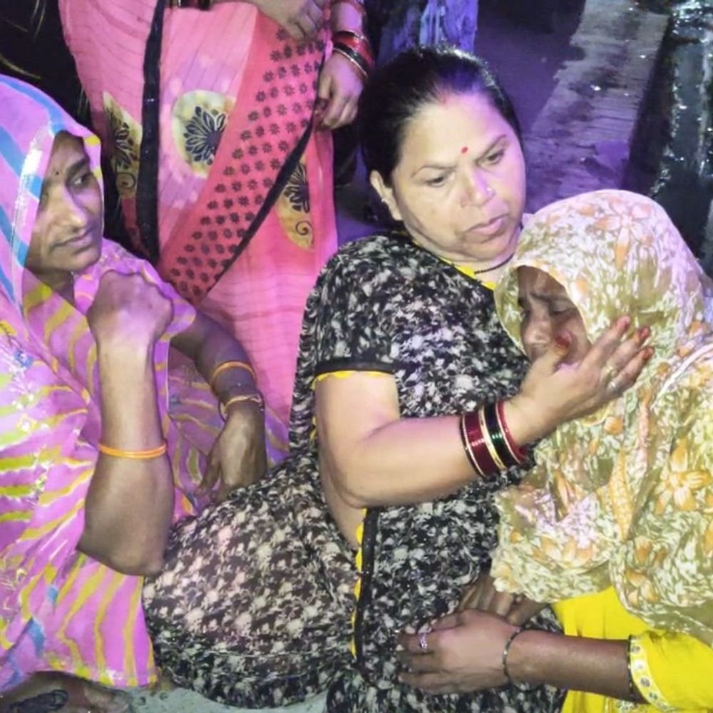 इटावा में युवक की मौत पर प्रदर्शन:21 अक्टूबर को ग्वालियर में नाले से मिली थी लाश, परिजनों ने घेरी कोतवाली