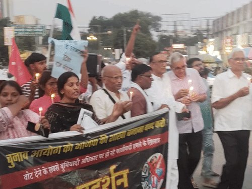 प्रयागराज में ज्ञानेश-कुमार के इस्तीफे को लेकर निकाला मशाल जुलूस:नागरिक समाज ने किया प्रदर्शन, एसआईआर रद्द करने और चुनाव प्रक्रिया में बदलाव वापस लेने की उठाई मांग