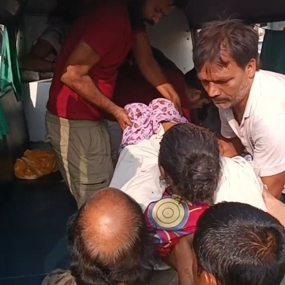 इटावा में गैस सिलेंडर में आग से 3 लोग झुलसे:दो महिलाओं को बचाने पहुंचे युवक भी चपेट में आए, सैफई रेफर