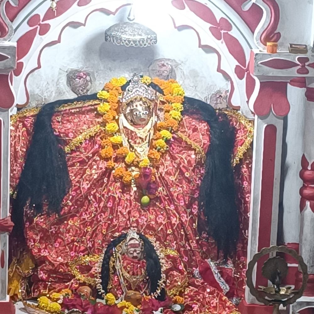 जालौन में सुबह से मंदिरों में उमड़े श्रद्धालु:उरई और कोंच के सिद्धपीठों में रही रौनक; बड़ी माता मंदिर में सीसीटीवी कैमरे नहीं होने से सुरक्षा पर सवाल