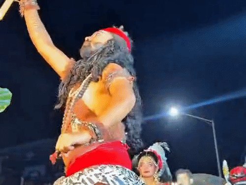 प्रयागराज में विजयदशमी पर दशहरे की धूम:पुराने शहर में निकले राम दल और झांकियां, देखिए VIDEO