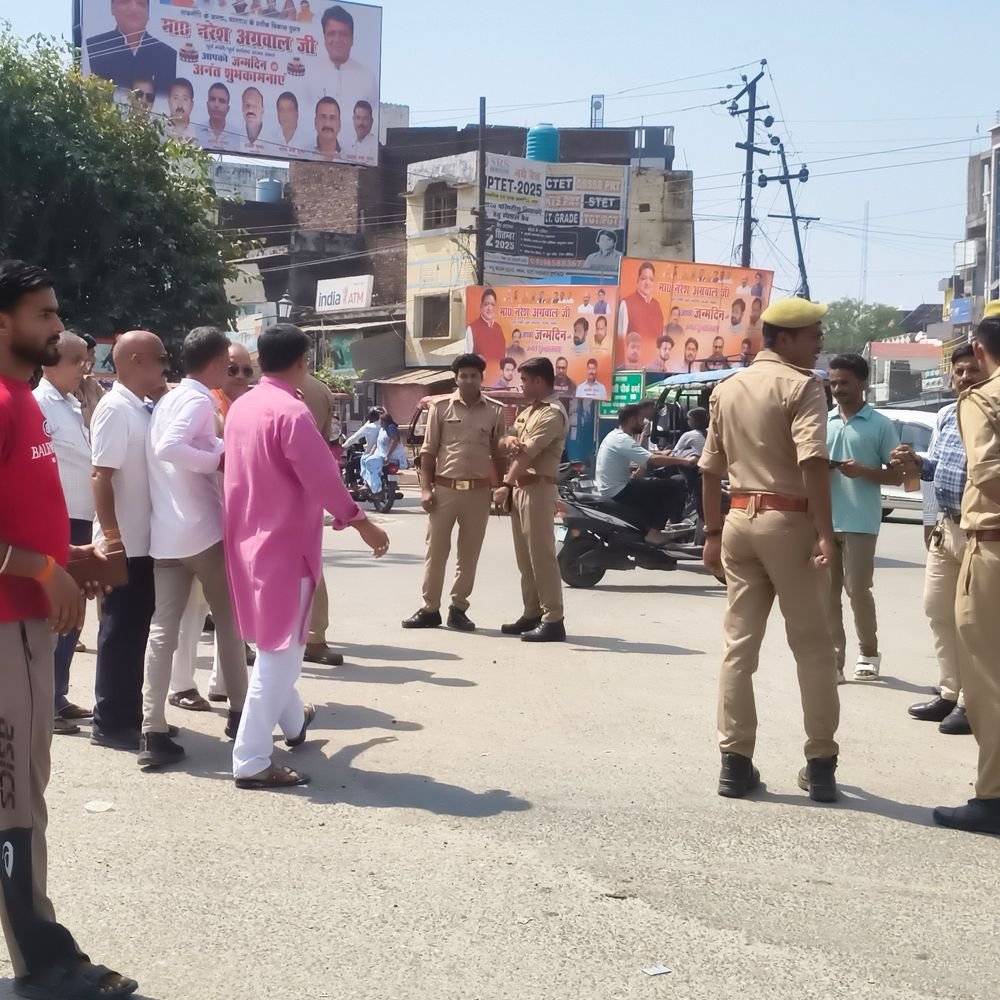 हरदोई में सपा नेता शराफत अली के खिलाफ प्रदर्शन:क्षत्रिय करणी सेना पुतला फूंकने पहुंची, पुलिस पुतला छीनकर भागी