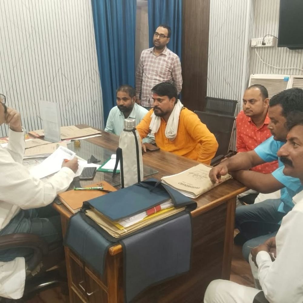 चंदौली में सीवीओ से मिले गौ सेवक:फसलों के नुकसान पर हुई चर्चा, प्लास्टिक कचरा और सड़क हादसे चिंता