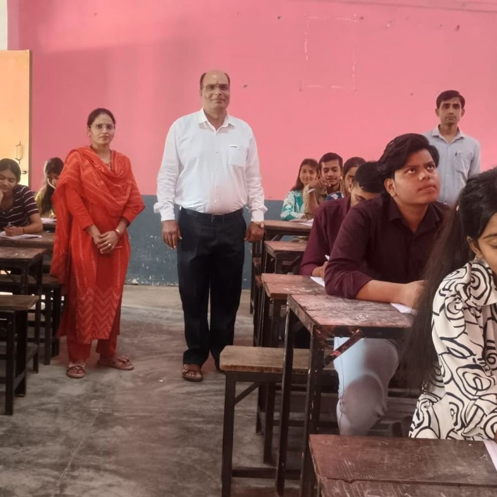 उरई में सनातन ओलंपियाड आयोजित:गणित-विज्ञान से जुड़े बहुविकल्पीय प्रश्न पूछे गए, नवाचार कार्यशाला 30 अक्टूबर को