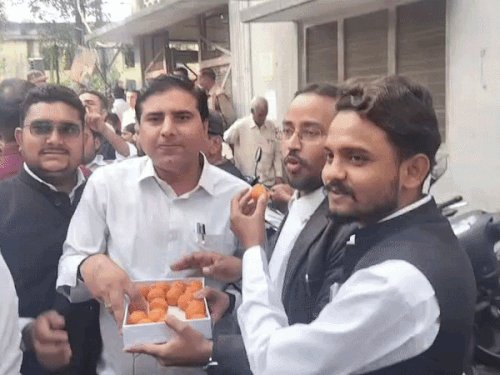 सांपकांड में सजा के बाद वकीलों ने बांटे लड्डू:वकीलों ने एक-दूसरे को खिलाई मिठाई, रविता-अमरदीप को मृत्युदंड मिलने पर कचहरी में मनाया जश्न