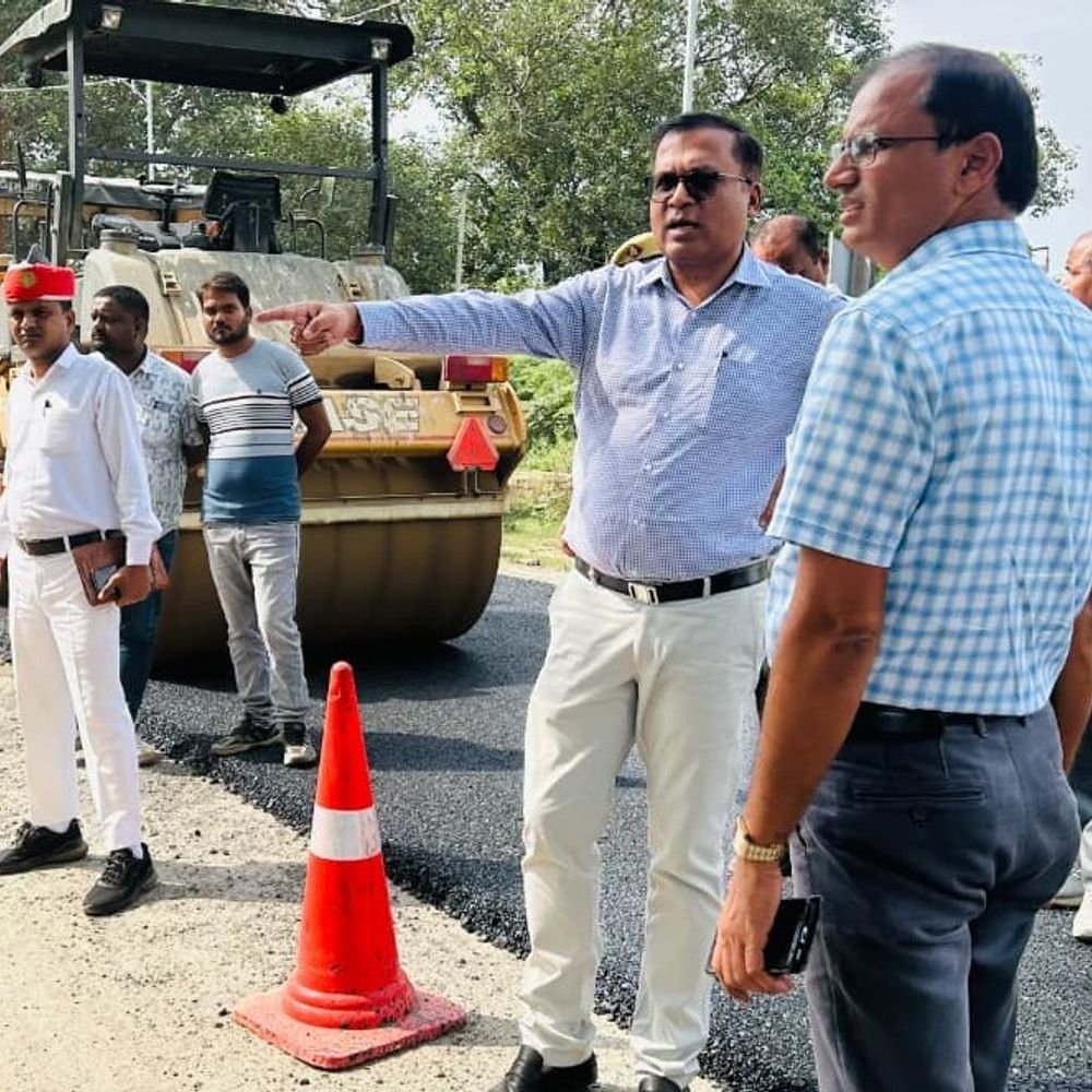 डीएम ने निर्माण कार्यों में देरी पर ठेकेदार को फटकारा:टाउनहाल में सुरक्षा अनदेखी पर जताई नाराजगी, ड्रेनेज और सड़क निर्माण में तेजी लाने के निर्देश दिए