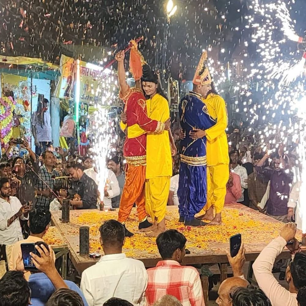 जौनपुर में रावण दहन के बाद हुआ भरत मिलाप:श्रीराम ने भरत को लगाया गले, मानिक चौक से सिपाह चौराहे तक निकली झांकी