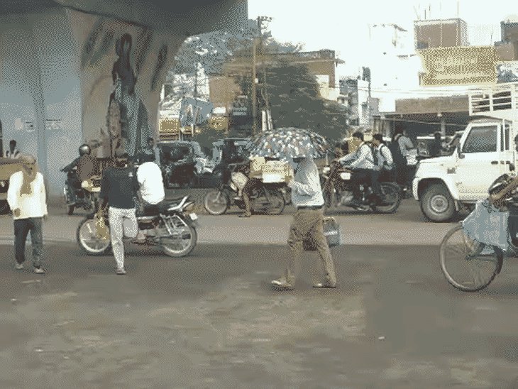 गोरखपुर में बादल छाए, हुई हल्की बारिश:रेनकोट छाता लेकर निकले लोग; कुछ जगह निकली रही धूप