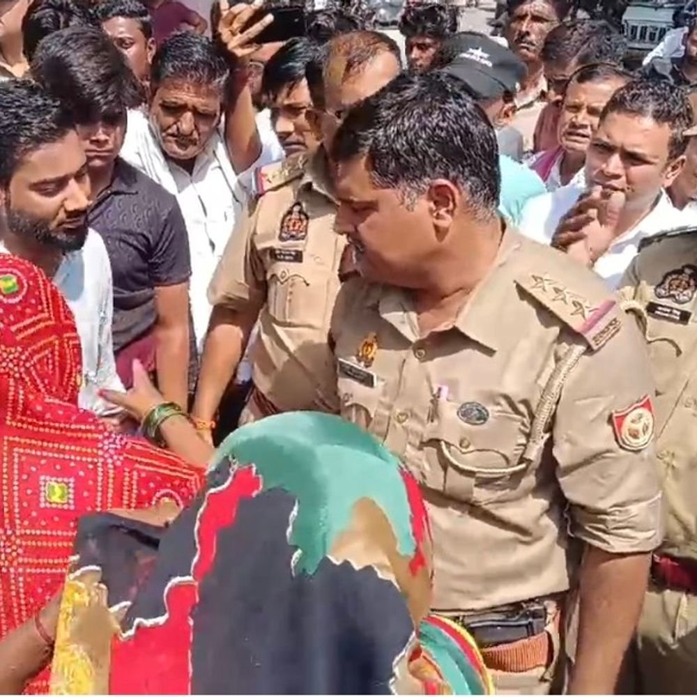 चौकी-इंचार्ज की कार से बाइक की टक्कर का मामला:कानपुर देहात में परिजनों ने 2 घंटे सड़क जाम किया, युवक टूटा पैर लेकर पहुंचा