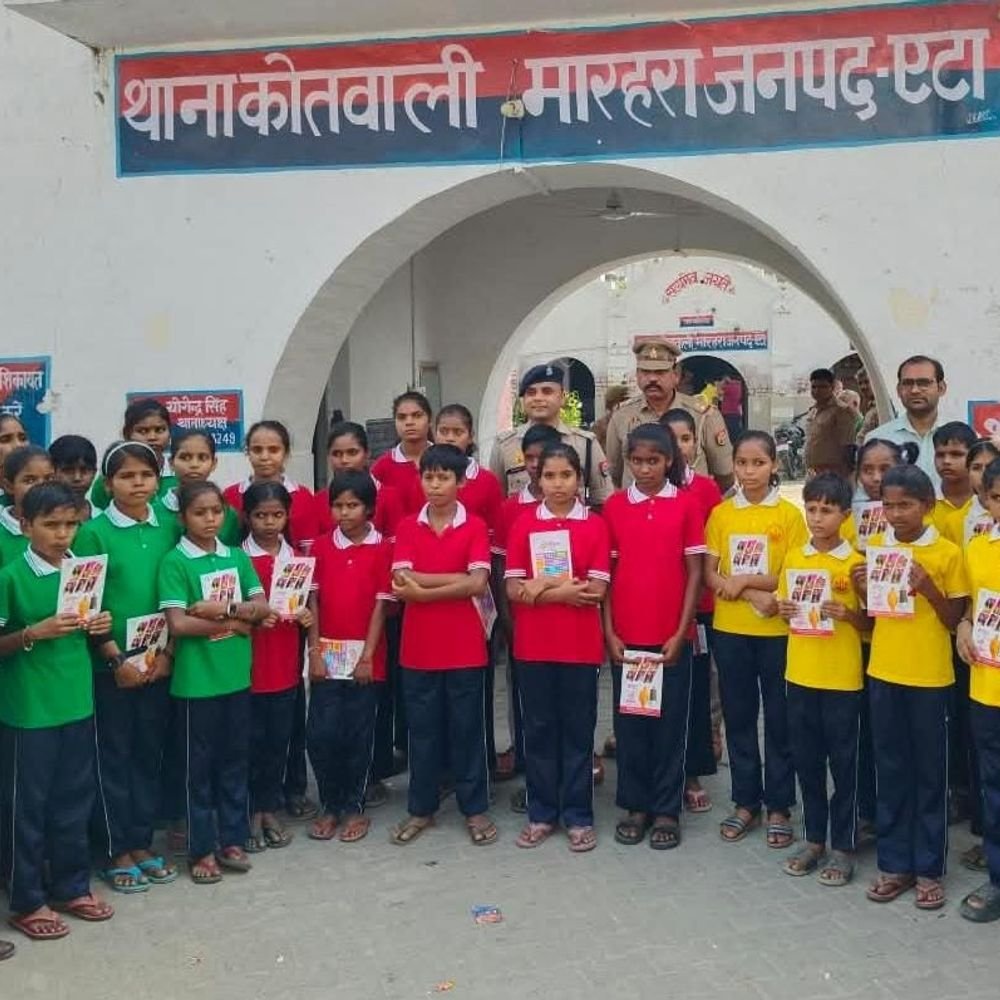 स्कूली बच्चों ने थाना पहुंचकर पुलिस कार्यप्रणाली समझी:सीओ ने सुरक्षा कानून और हेल्पलाइन नंबरों की जानकारी दी