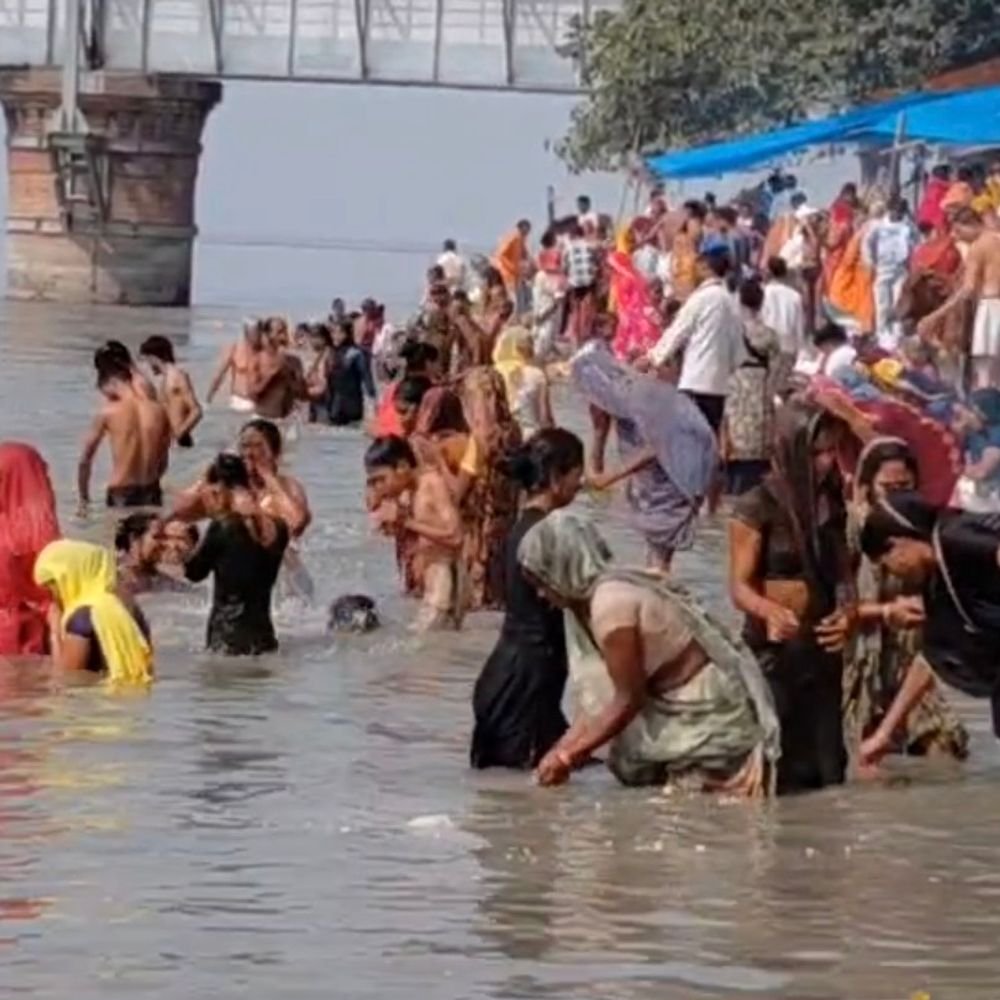 संभल के गंगा घाटों पर शरद पूर्णिमा का स्नान:एक लाख से ज्यादा श्रद्धालुओं ने डुबकी लगाई, अलग-अलग जिलों से पहुंचे लोग