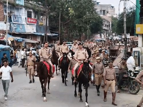 नवरात्रि से पहले कानपुर पुलिस का फ्लैग मार्च:संवदेनशील इलाकों में घोड़े पर सवार होकर निकले पुलिस कमिश्नर, कहा- अफवाहों से बचें