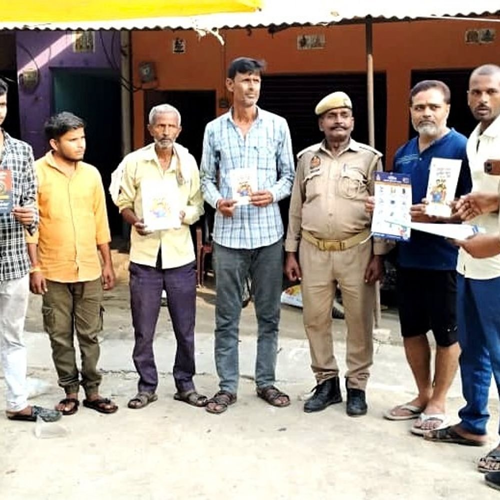 साइबर ठगी रोकने को पुलिस का जागरूकता अभियान:औरैया में OTP-PIN साझा न करने की अपील, 1930 पर दें सूचना