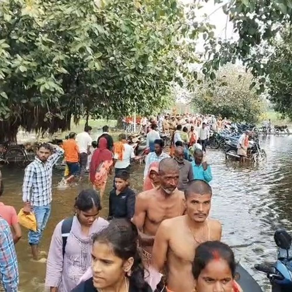 गोंडा में पितृ विसर्जन पर उमड़ी श्रद्धालुओं की भीड़:सुबह 9 बजे तक 10 हजार ने लगाई डुबकी, किया तर्पण-पिंडदान