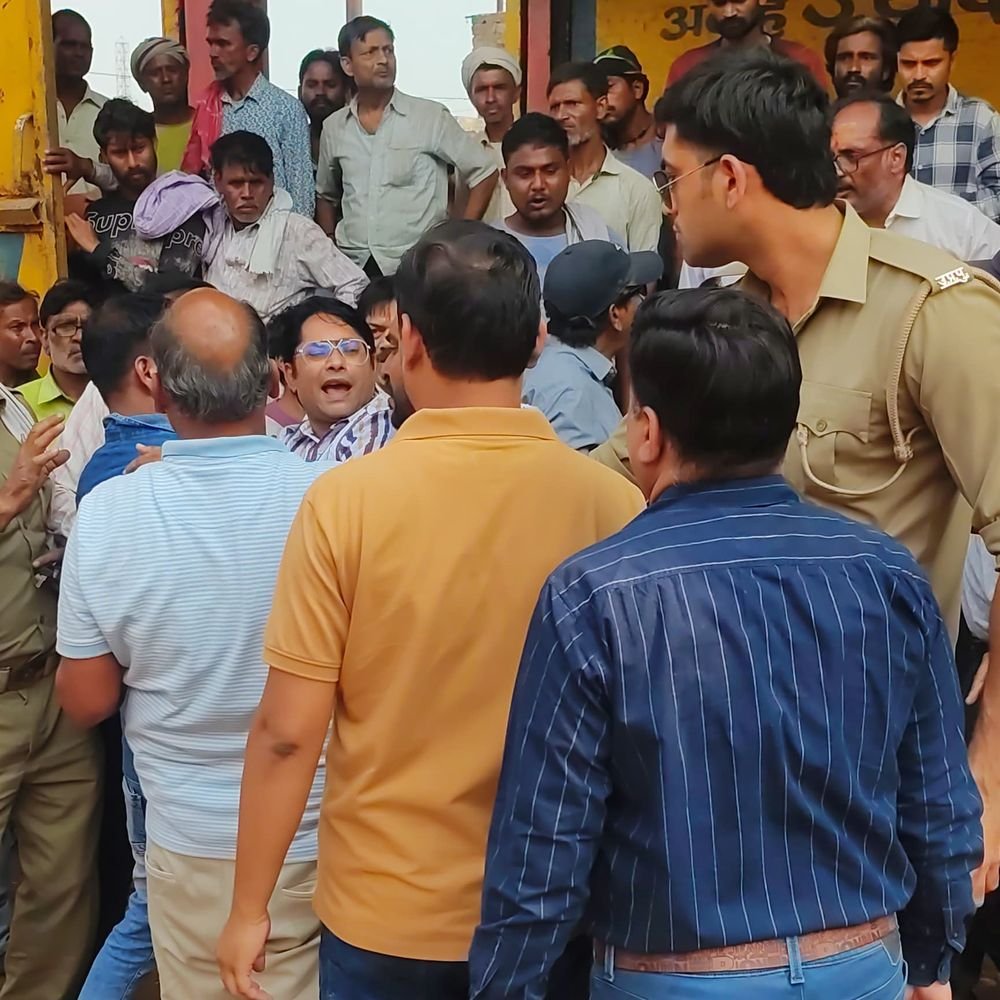 हाथरस में GST टीम की छापेमारी पर हंगामा, झड़प:लोहा व्यापारी ने परिचय न देने पर लगाया मारपीट का आरोप