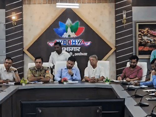 दुर्गा पूजा-रामलीला को लेकर प्रशासन अलर्ट, विसर्जन मार्ग होंगे दुरुस्त:DM ने अधिकारियों और आयोजन समितियों के साथ की बैठक; सुरक्षा, सफाई और यातायात व्यवस्था के दिए निर्देश