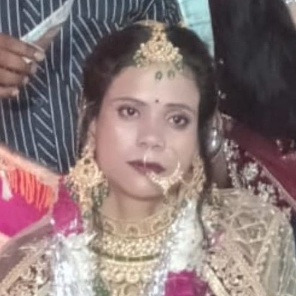 नवविवाहिता का शव घर में फंदे पर लटका मिला:फिरोजाबाद में 6 माह पहले हुई थी शादी, पति गुजरात में नौकरी करता है