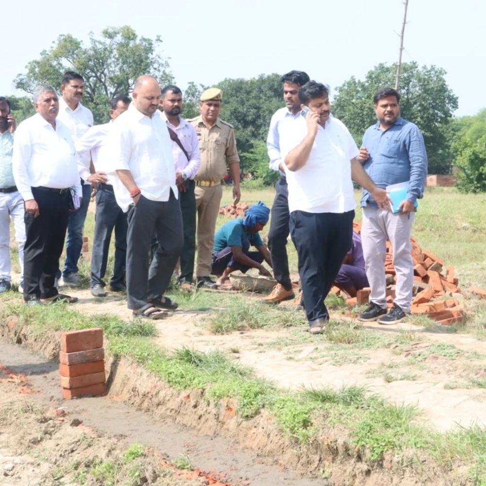 इंटरलॉकिंग सड़क की गुणवत्ता शिकायत पर डीएम ने लिया सैंपल:प्रतापगढ़ में PWD लैब भेजकर जांच के निर्देश, मानक विपरीत काम पर कार्रवाई की चेतावनी