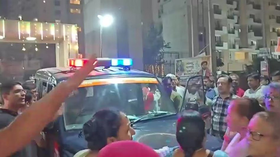 ग्रेटर नोएडा में गरबा कर रही महिलाओं से बदसलूकी का आरोप, थार से कुचलने की कोशिश!