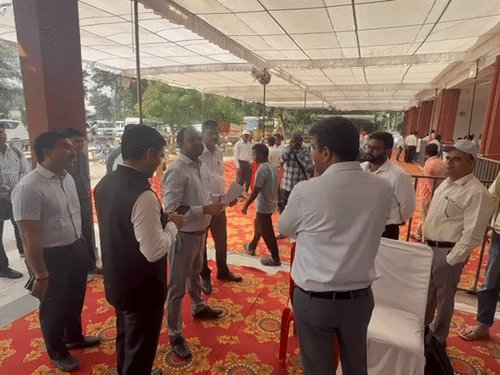 गोरखपुर में 18 बूथों पर वोटिंग, 7,289 शिक्षक मतदाता:बैलेट बॉक्स के साथ रवाना हुए कर्मचारी; डीएम ने निरीक्षण किया